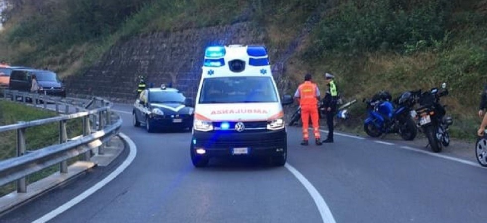 Strada umida, il motociclista perde aderenza in curva e finisce a terra